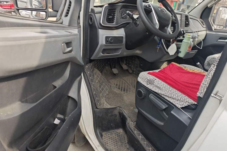 Used SAIC MAXUS Xintu V80 2021 2.0T Manual Classic Aoyuntong 127 PS Mid-axle Mid-roof 6/7/8/9-Seater Driver Seat