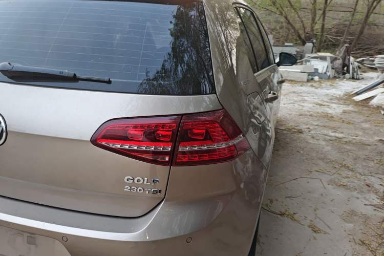 Used Volkswagen Golf 2017 230TSI Automatic Luxury Million-Vehicle Commemorative Edition Exterior 3