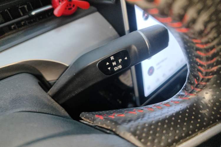 Used NETA V 2021 Long-Range Entertainment Edition Gear Lever