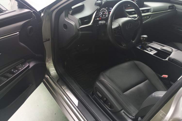 Used Lexus ES 2018 200 Excellence Edition China V Standard
