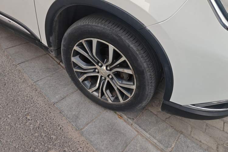 Used Mitsubishi Outlander 2016 2.4L 4x4 Elite Edition 5 Seats Right Front Wheel Hub