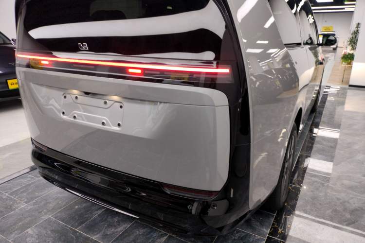 Used Li Auto MEGA 2024 Ultra Model Exterior 6