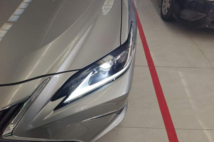 Used Lexus ES 2020 300h Premier Edition