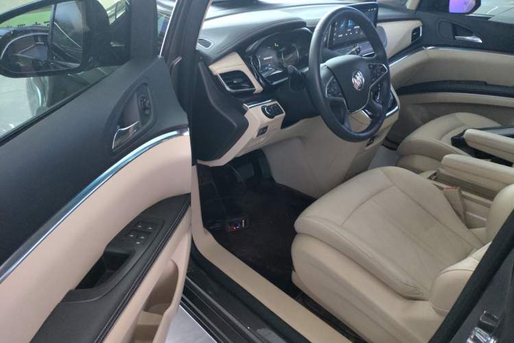 Used Buick GL8 2023 Facelifted Land Cruiser Executive Luxury Version
