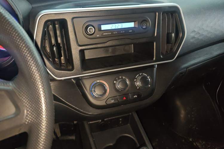 Used CHANGAN KAICHENG Ruixing EM60 2025 Passenger Version Comfort Edition 6 Seats 300 km Range Side-Hinged Doors Audio And AC Panel