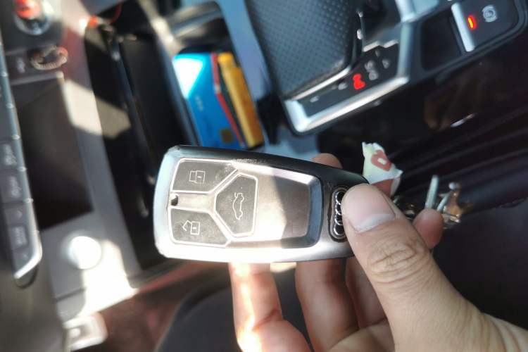 Used Audi Q5L 2025 quattro 45th Anniversary Edition 40 TFSI Luxury Dynamic Model Vehicle Key