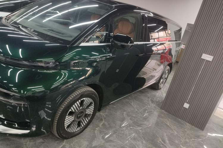 Used Geely Galaxy LEVC L380 2024 140-Degree 6-Seater All-Wheel-Drive Ultra