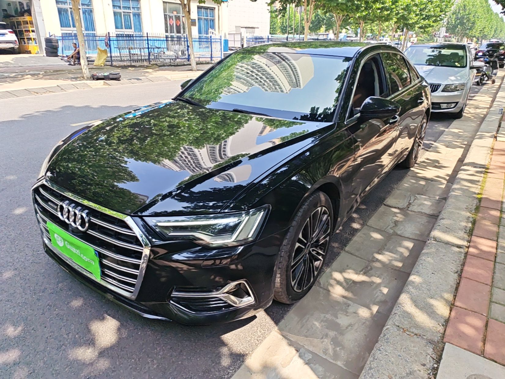 Под передней частью автомобиля