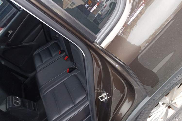 Used Volkswagen Tiguan 2015 1.8TSI Manual Two-Wheel-Drive Limited Edition Left Rear Seat