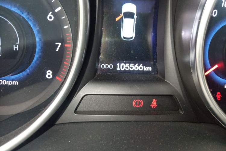 Used Hyundai Santa Fe 2015 2.4L Automatic Two-Wheel Drive Comfort Edition 5 Seats Odometer Close Up