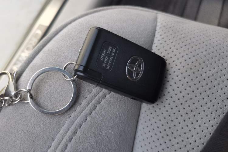 Used Toyota Crown 2007 3.0L Royal Saloon Stylish Navigation Vehicle Key