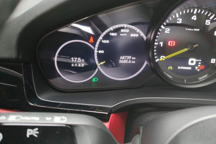 Used Porsche Cayenne E-Hybrid 2021 Cayenne E-Hybrid 2.0T Odometer Close Up