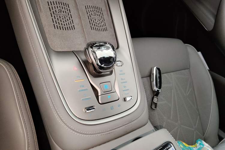 Used Denza N8 2023 Four-Wheel Drive Ultra-Hybrid Flagship Six-Seater Version