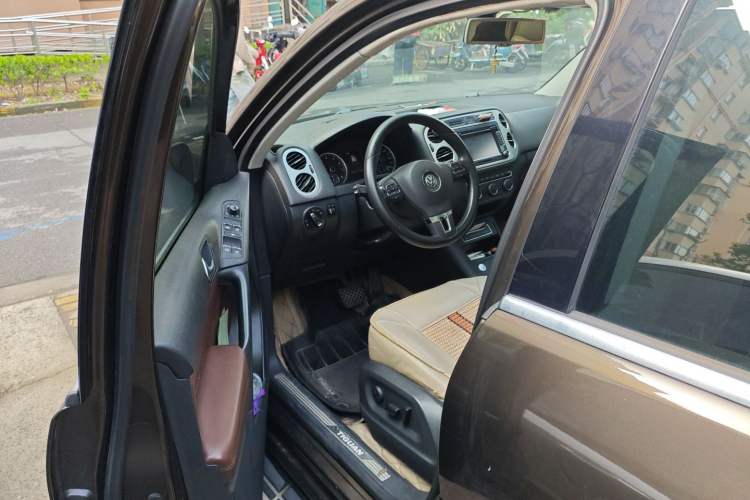 Used Volkswagen Tiguan 2015 2.0 TSI Automatic All-Wheel Drive Luxury Edition Driver Seat