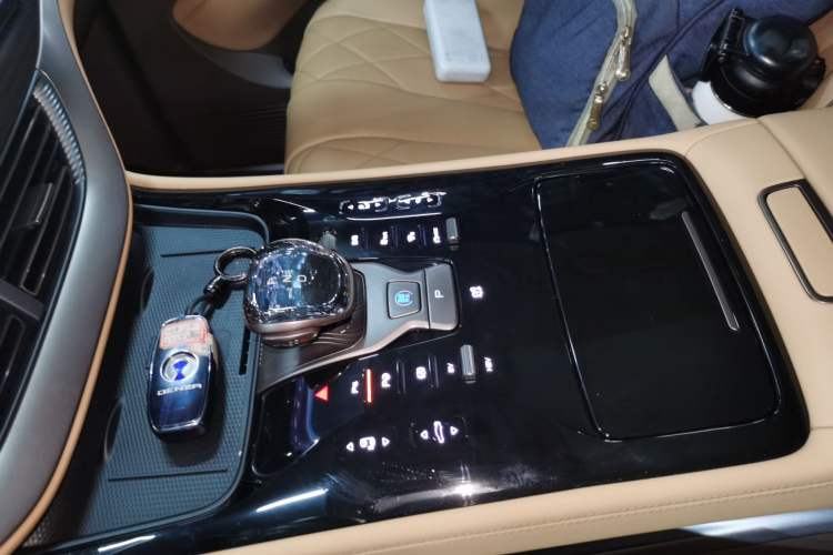 Used Denza D9 2022 DM-i 970 Four-Wheel Drive Flagship Model Gear Lever