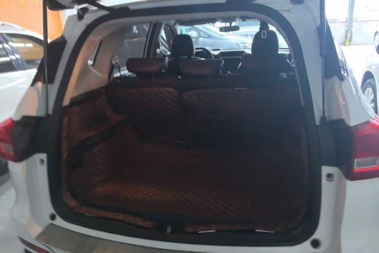 Used Haval M6 2019 1.5T Manual Two-Wheel Drive Elite Version China VI Standard Trunk