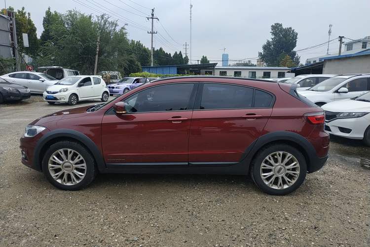 Used Qoros 3 2015 Urban SUV 1.6T Automatic ZhiKu Model
