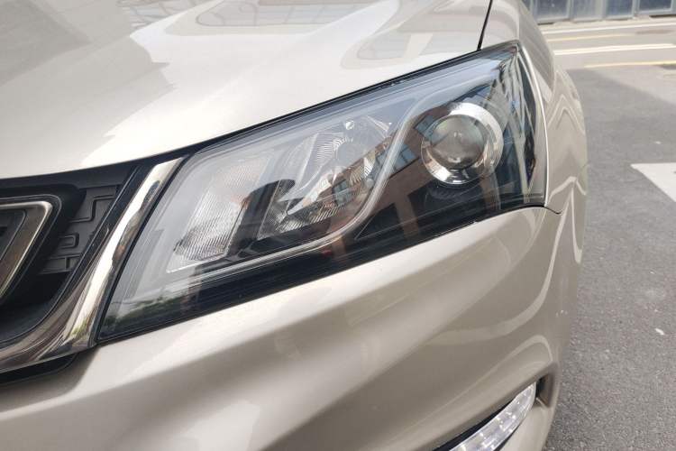 Used Geely Auto Emgrand 2017 Sedan Million Edition 1.5L Manual Luxury Model Left Front Headlight