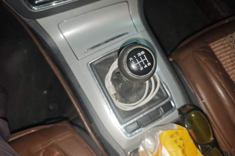 Used Roewe RX5 2016 20T Two-Wheel Drive Manual Flagship Edition Gear Lever