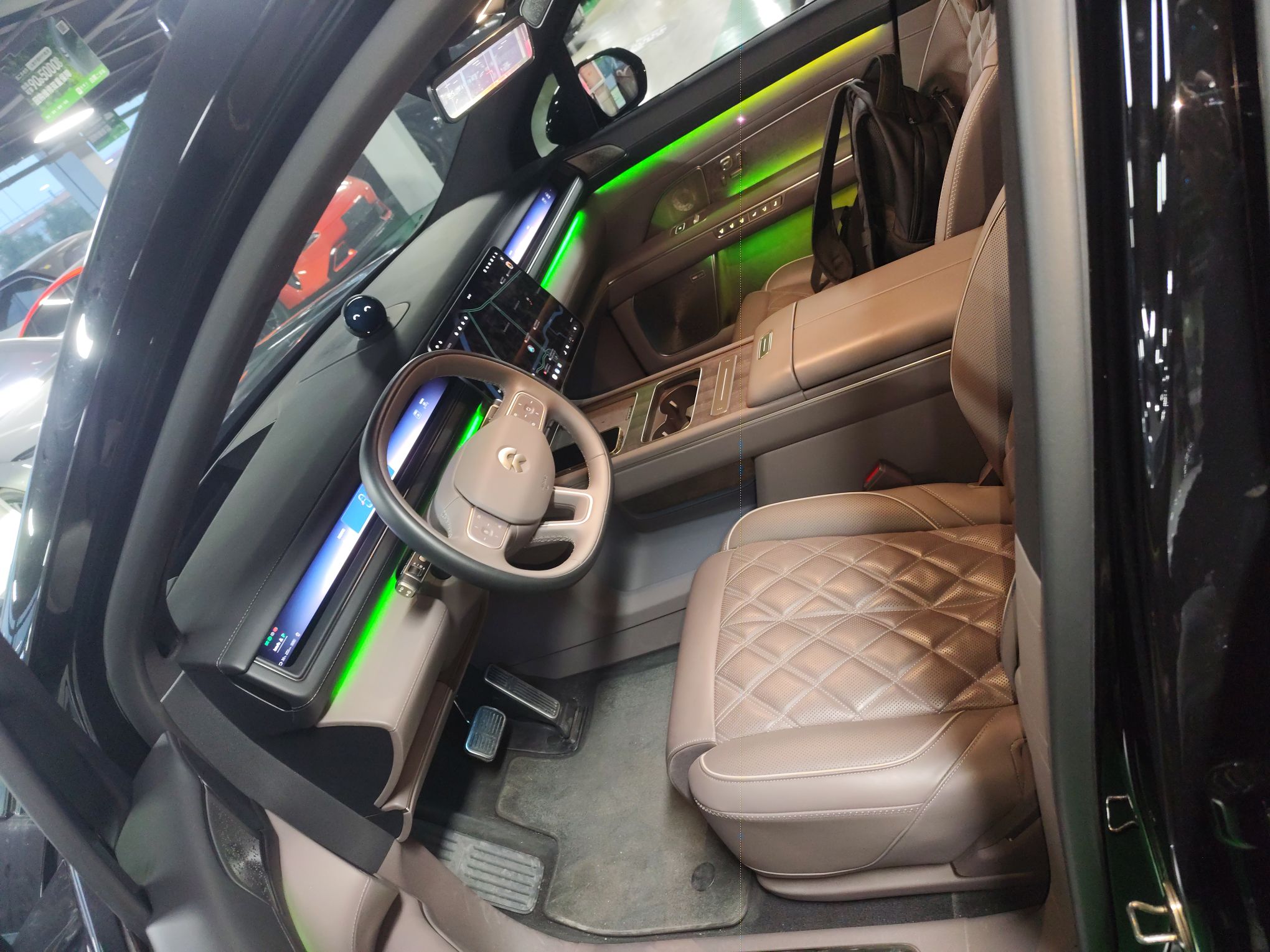 المقاعد الأمامية داخل السيارة