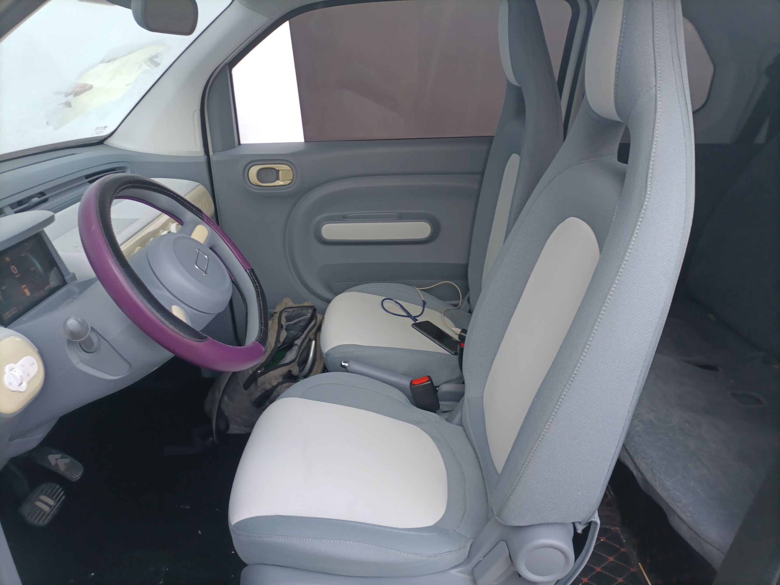 Переднее сиденье в автомобиле