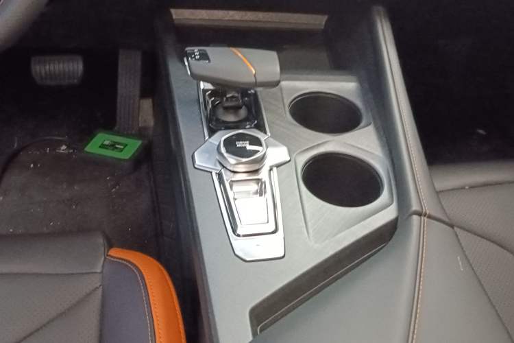 Used CHANGAN UNI-V 2025 1.5T 500Bar High-Energy Version Gear Lever