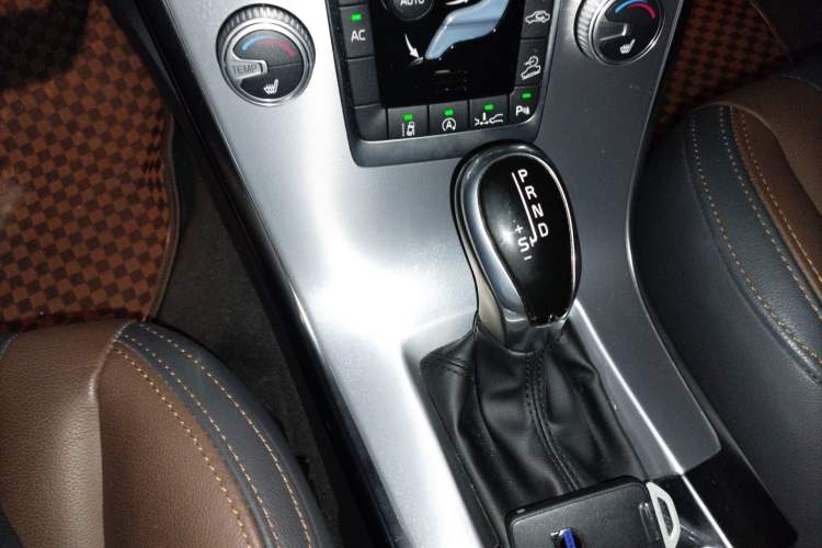 Used Volvo XC60 2017 T5 AWD Smart Range Edition Gear Lever