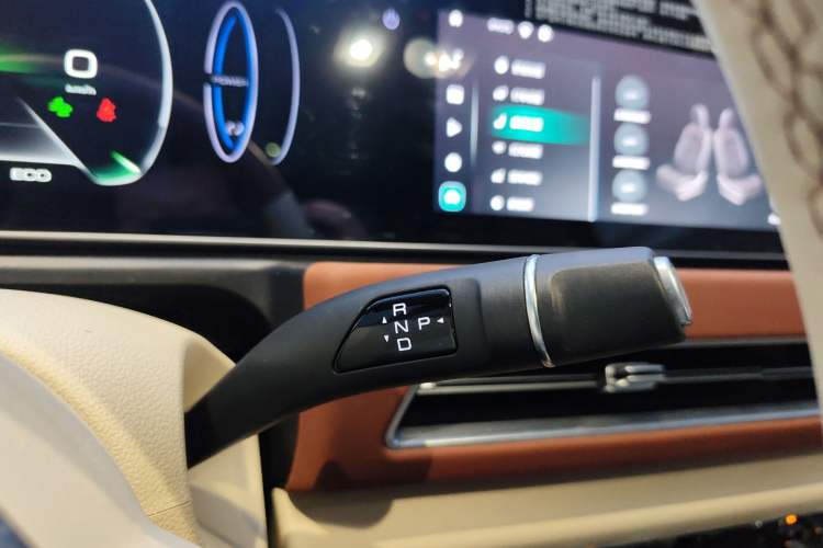 Used ORA Good Cat 2023 401 km Standard Range Premium Version Lithium Iron Phosphate
