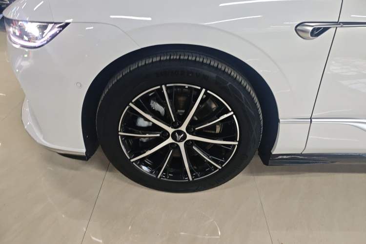 Used VOYAH PASSION 2024 PHEV Four-Wheel Drive Ultra-Long Range Executive Edition Exterior 4