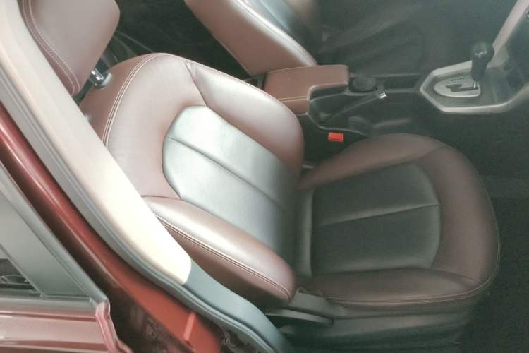 Used Venucia T70X 2015 2.0L CVT SmartFun Sport Edition
