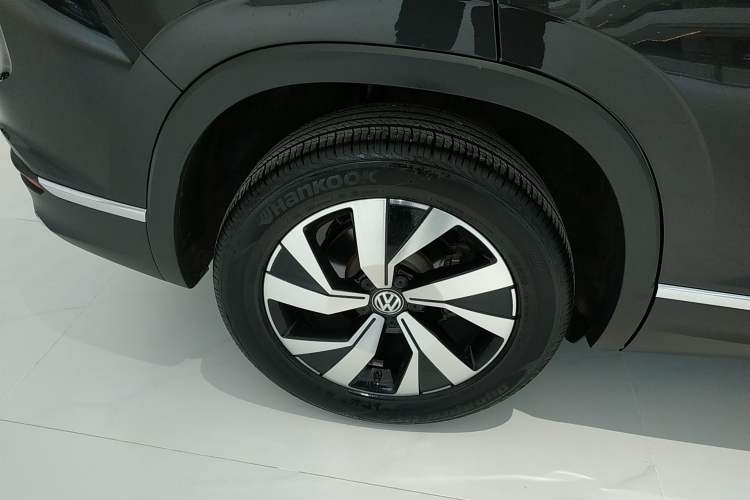 Used Volkswagen Tayron 2020 280TSI Two-Wheel Drive Luxury Connect Edition Right Rear Wheel Hub