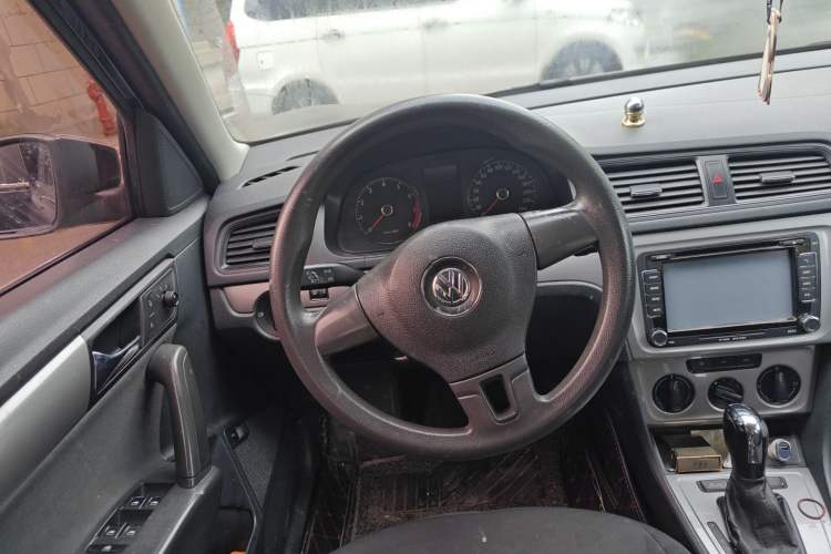 Used Volkswagen Lavida 2013 Revised Classic 1.6L Automatic Fashion Edition Steering Wheel