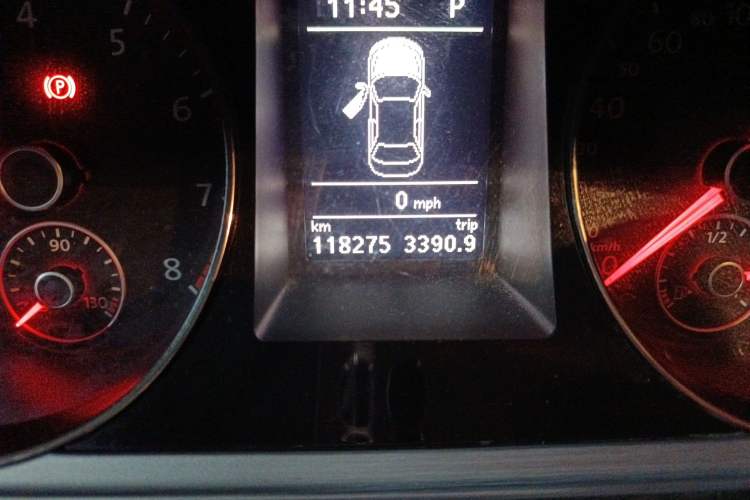 Used Volkswagen Magotan 2015 1.8TSI Luxury Model Odometer Close Up