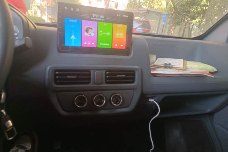 Used Wuling Yangguang 2024 300KM Comfort Version Passenger Van 75kW