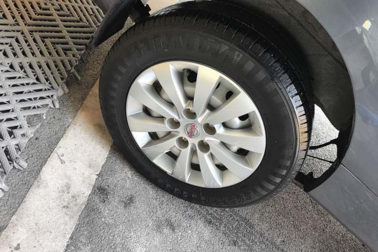 Used Jinbei Gold Hiace 2021 2.0L Passenger Vehicle Engineering Lion 5 Seats
