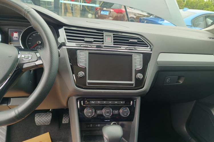 Used Volkswagen Tiguan L 2018 330TSI Automatic Two-Wheel Drive Luxury Edition Audio And AC Panel