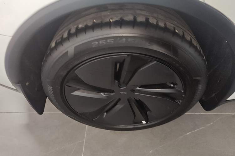 Used Tesla Model Y 2025 Long-Range All-Wheel Drive First Edition Right Rear Wheel Hub