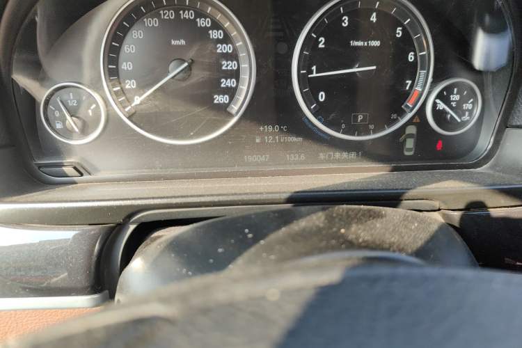 Used BMW 5 Series 2014 520Li Elegant Model Odometer Close Up