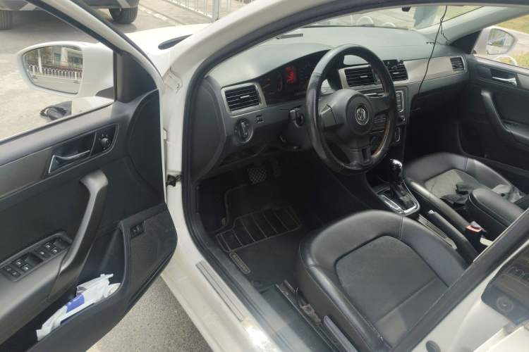 Used Volkswagen Santana 2015 1.6L Automatic Comfort Edition Driver Seat