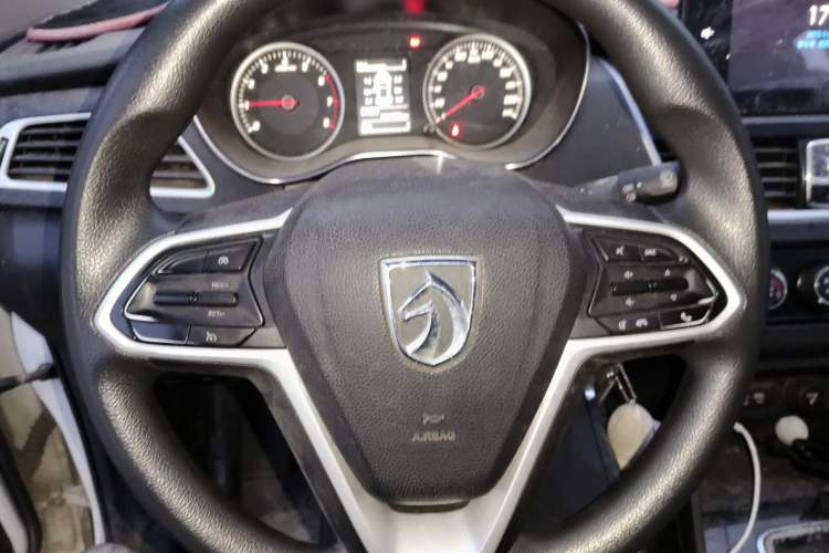 Used Baojun 730 2019 1.5L Manual Fashion Model 7-seater National V Steering Wheel