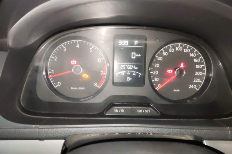 Used Volkswagen Gran Lavida 2013 1.6L Automatic Fashion Model