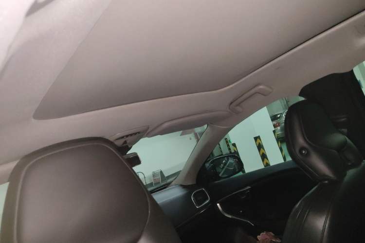 Used Volvo V40 2014 2.0T Zhiya Edition
