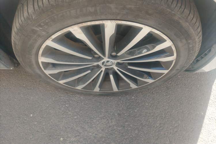 Used Skoda Superb 2016 TSI330 DSG Innovation Edition Right Front Wheel Hub