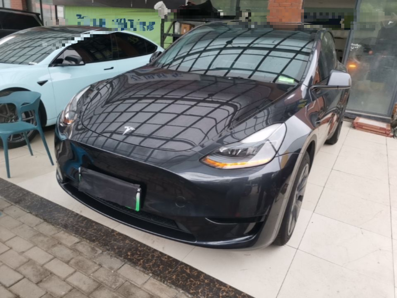 Под передней частью автомобиля