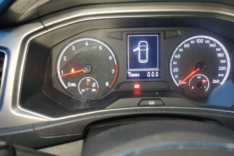 Used Volkswagen T-ROC 2018 280TSI DSG Two-Wheel Drive Advanced Version China V Emission Standard Odometer Close Up