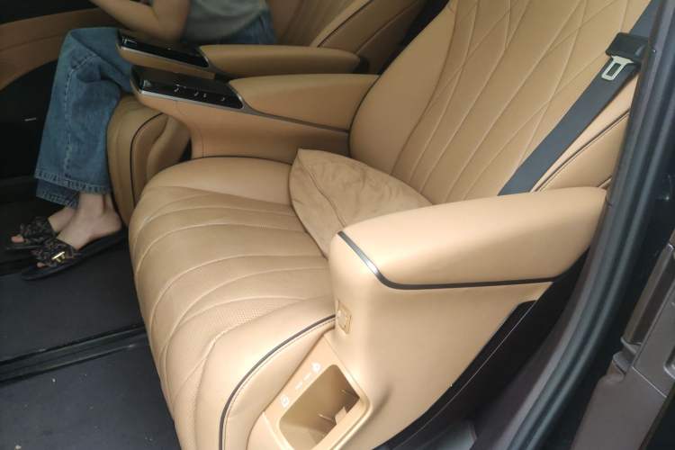 Used Denza D9 2024 DM-i 970 Luxury Model
