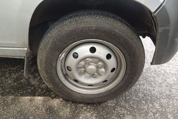 Used Wuling Zhiguang Small Truck 2023 1.5L Double-Cab LAR Right Front Wheel Hub