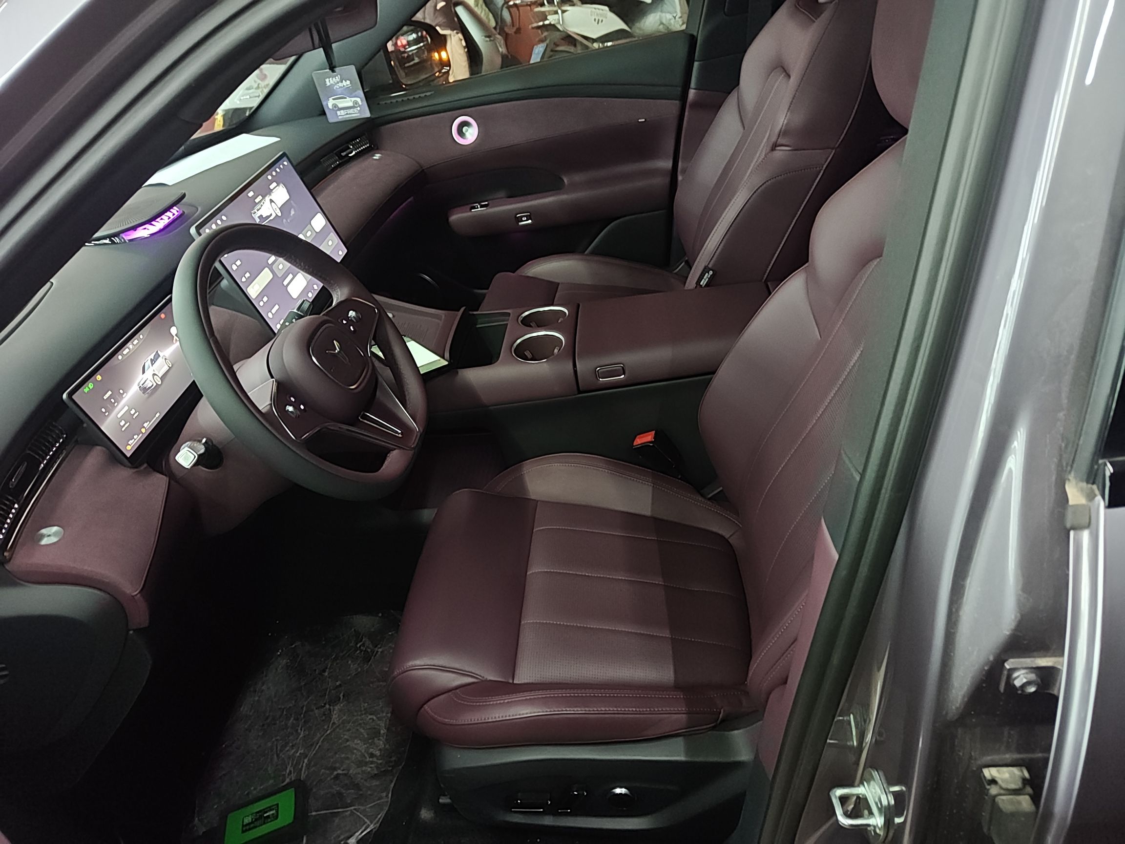 المقاعد الأمامية داخل السيارة