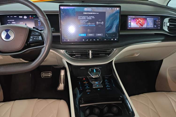 Used Denza D9 2025 DM-i Intelligent Drive 1020 Four-Wheel Drive Flagship Model
