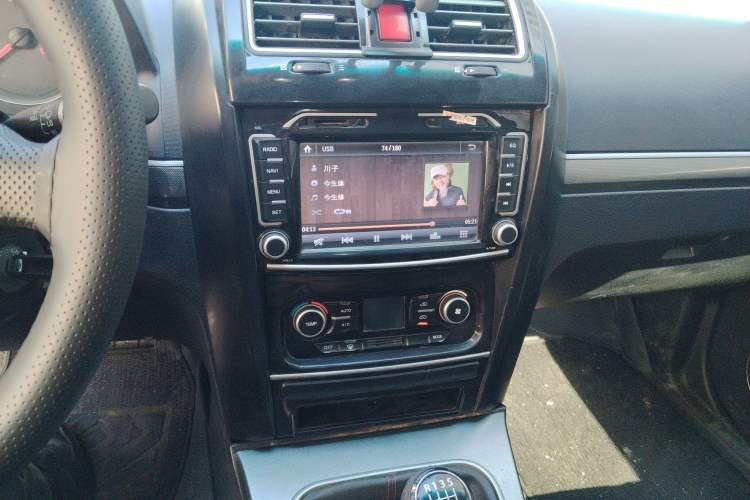 Used Haval H5 Classic 2013 Zhizun Edition 2.0T Manual Two-Wheel Drive Entry-Level Model Audio And AC Panel